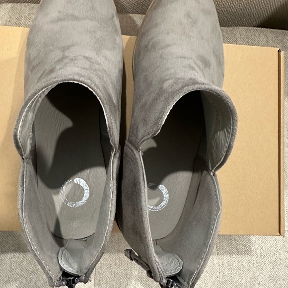 Journey Gray ankle Suede Boots- size 8 1/2 - Picture 9 of 10